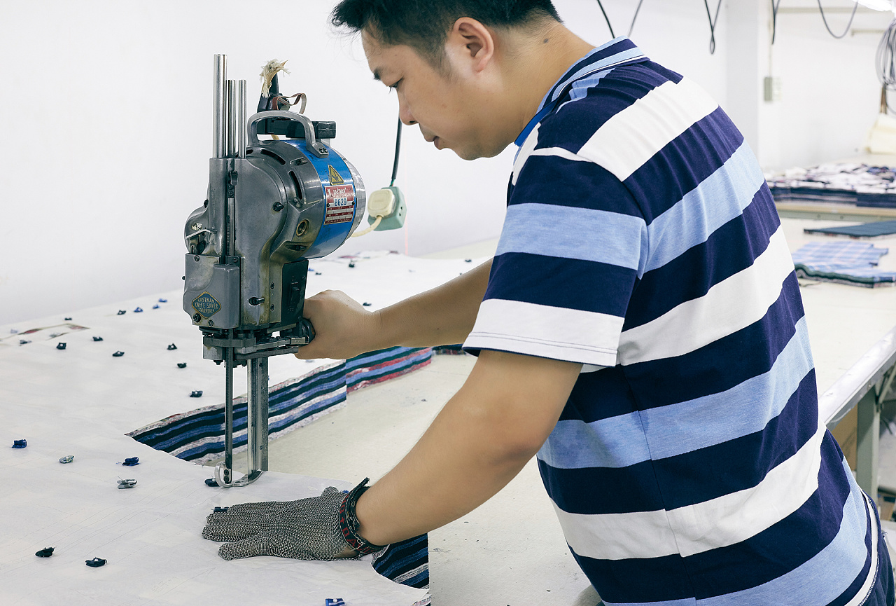 制衣工廠生產(chǎn)流程攝影 深圳上門(mén)拍照記錄車(chē)間細(xì)節(jié)之美